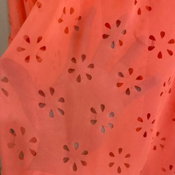 Super cute and beautiful coral color top! Can dress it up or down. Rouge 2xl - Picture 4 of 4